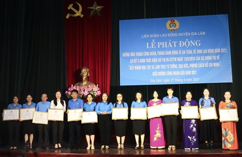 Đồng chí Khúc Ngọc Hà - Chủ tịch Công đoàn trường TH Trung Thành nhận Giấy khen tại Lễ Sơ kết 5 năm thực hiện Chỉ thị 05-CT/TW ngày 15/5/20216 của Bộ Chính trị 